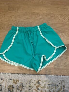 all in motion Woven Pop Trim 3” inseam shorts green